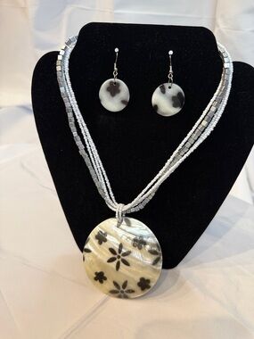 Black and White Floral Mother of Pearl Pendant Necklace with Matching Earrings